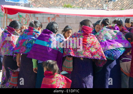 Gruppo di Tzotzil donne indiane domenica mercato San Lorenzo Zinacantan Village in Chiapas Foto Stock