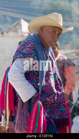 Ritratto Tzotzil Indian uomo che indossa gli abiti tradizionali mercato di domenica San Lorenzo Zinacantan Village in Chiapas Foto Stock