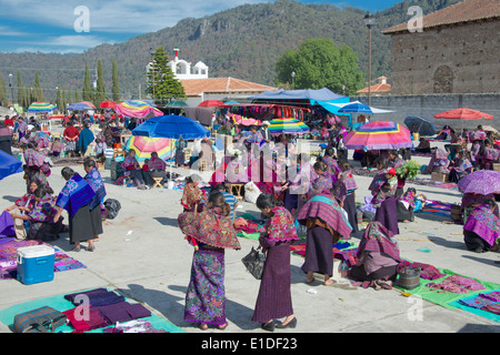 Mercato di domenica con Tzotzil popolo indiano San Lorenzo Zinacantan Village in Chiapas Foto Stock