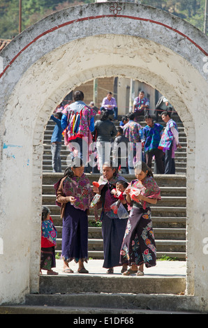 Tzotzil donne indiane di entrare sul mercato domenicale di San Lorenzo Zinacantan Village in Chiapas Foto Stock