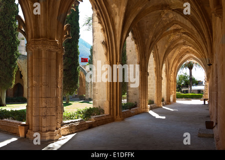 Le rovine del monastero gotico a Bellapais (l'Abbaye de la Paix) nella Repubblica Turca di Cipro del Nord. Foto Stock