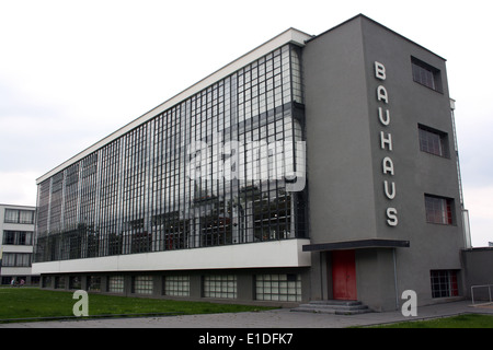 Il rinnovato, Bauhaus di Dessau Germania, uno dei più grandi edifici di definizione degli inizi del Movimento Moderno in architettura, architetto Walter Gropius Foto Stock