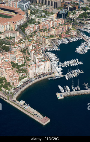 VISTA AEREA. Moderna area residenziale costruita su terreni bonificata. Distretto e Marina di Fontvieille, Principato di Monaco. Foto Stock