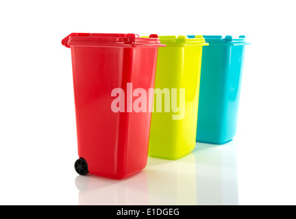 Rosso blu e giallo verde spazzatura isolato su bianco Foto Stock