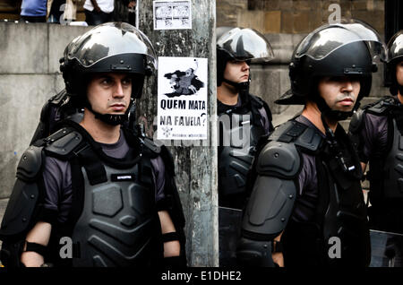 Sao Paulo, Brasile. 31 Maggio, 2014. Poliziotto indossando riot gear guarda il manifestante che hanno preso parte al IX protesta contro la Coppa del Mondo di São Paulo, Brasile. Serie di protesta colpisce il paese contro la più di $11 miliardi di fondo utilizzato sul torneo invece dato per la salute, l'istruzione e il trasporto del paese. (Foto di Gustavo Basso / Pacific Press/Alamy Live News) Foto Stock