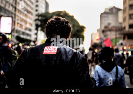 Sao Paulo, Brasile. 31 Maggio, 2014. I dimostranti prendere parte del nono protesta contro la Coppa del Mondo di São Paulo, Brasile. Serie di protesta colpisce il paese contro la più di $11 miliardi di fondo utilizzato sul torneo invece dato per la salute, l'istruzione e il trasporto del paese. (Foto di Gustavo Basso / Pacific Press/Alamy Live News) Foto Stock