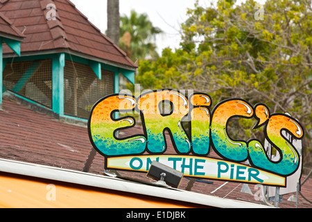 Eric sul molo, un Cafe, Diner, ristorante sul verde del piacere Pier di Avalon, Santa Catalina, California. Foto Stock