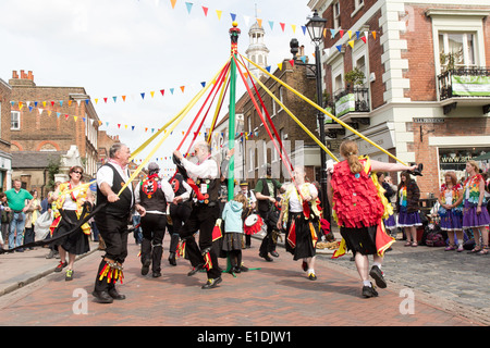 Ballando intorno un maypole presso Rochester spazza Festival 2014, Kent, Inghilterra Foto Stock