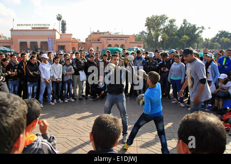 Due ragazzi nella casella di Djemaa el Fna a Marrakech, Marocco Foto Stock