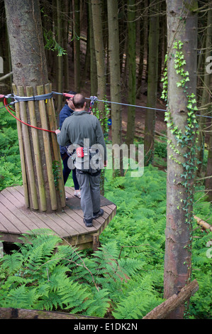 Filo zip line attività esterna al villaggio bluestone in pembrokeshire wales Foto Stock