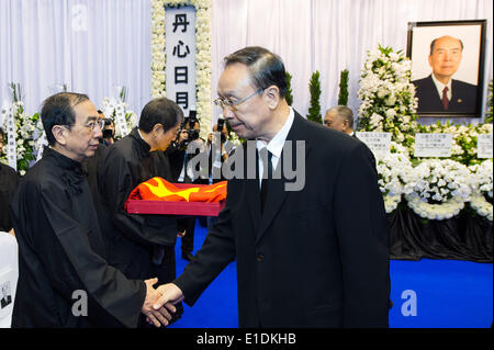 (140601) -- MACAO, Giugno 1, 2014 (Xinhua) -- Du Qinglin, un membro del segretariato del Partito Comunista della Cina Comitato centrale e vice presidente della la Conferenza consultiva politica del popolo cinese (Cpcpc) Comitato Nazionale, scuote le mani con i parenti di Ma uomo-kei durante un memoriale pubblico servizio in Macao, Cina del sud, Giugno 1, 2014. Ma l'uomo-kei, un rinomato imprenditore a Macao e senior consulente politico della Cina continentale, è morto di malattia a 6 p.m. il 26 maggio. Ma è stato un eminente attivista sociale, patriota e amico intimo del Partito Comunista della Cina. È stato vice chai Foto Stock