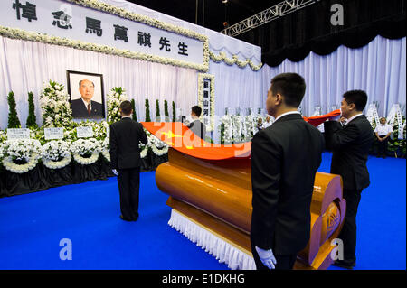 (140601) -- MACAO, Giugno 1, 2014 (Xinhua) -- la bara di Ma uomo-kei è coperto con la Cina la bandiera nazionale durante un memoriale pubblico servizio in Macao, Cina del sud, Giugno 1, 2014. Ma l'uomo-kei, un rinomato imprenditore a Macao e senior consulente politico della Cina continentale, è morto di malattia a 6 p.m. il 26 maggio. Ma è stato un eminente attivista sociale, patriota e amico intimo del Partito Comunista della Cina. È stato vice presidente della ottava, nona, decima e undicesima Comitato nazionale della CPCPC. Ha inoltre ricoperto posizioni come Presidente permanente di Macao la Camera di Commercio e presidente di cinese Foto Stock