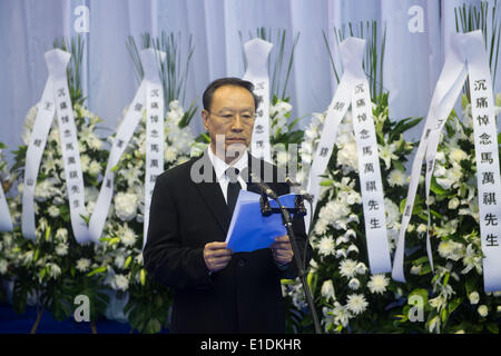 (140601) -- MACAO, Giugno 1, 2014 (Xinhua) -- Du Qinglin, un membro del segretariato del Partito Comunista della Cina Comitato centrale e vice presidente della la Conferenza consultiva politica del popolo cinese (Cpcpc) Comitato nazionale, offre un lamento sulla perdita di Ma uomo-kei durante un memoriale pubblico servizio in Macao, Cina del sud, Giugno 1, 2014. Ma l'uomo-kei, un rinomato imprenditore a Macao e senior consulente politico della Cina continentale, è morto di malattia a 6 p.m. il 26 maggio. Ma è stato un eminente attivista sociale, patriota e amico intimo del Partito Comunista della Cina. È stato vice chai Foto Stock