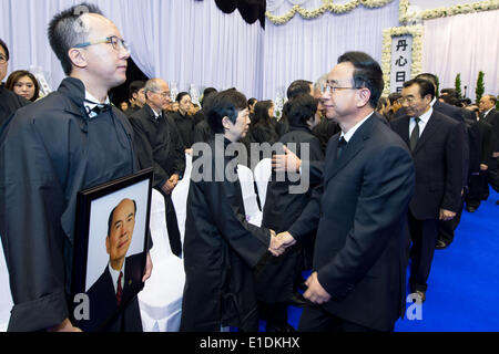 (140601) -- MACAO, Giugno 1, 2014 (Xinhua) -- Ling Jihua (R) anteriore, vice presidente del Comitato nazionale del la Conferenza consultiva politica del popolo cinese (Cpcpc) e capo del Fronte Unito Dipartimento Lavoro del Partito Comunista della Cina Comitato Centrale, scuote le mani con i parenti di Ma uomo-kei durante un memoriale pubblico servizio in Macao, Cina del sud, Giugno 1, 2014. Ma l'uomo-kei, un rinomato imprenditore a Macao e senior consulente politico della Cina continentale, è morto di malattia a 6 p.m. il 26 maggio. Ma è stato un eminente attivista sociale, patriota e amico intimo del Partito comunista Foto Stock