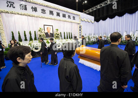 (140601) -- MACAO, Giugno 1, 2014 (Xinhua) -- parenti di Ma uomo-kei pay rispetti a Ma rimane durante un memoriale pubblico servizio in Macao, Cina del sud, Giugno 1, 2014. Ma l'uomo-kei, un rinomato imprenditore a Macao e senior consulente politico della Cina continentale, è morto di malattia a 6 p.m. il 26 maggio. Ma è stato un eminente attivista sociale, patriota e amico intimo del Partito Comunista della Cina. È stato vice presidente della ottava, nona, decima e undicesima Comitato nazionale della CPCPC. Ha inoltre ricoperto posizioni come Presidente permanente di Macao la Camera di Commercio e presidente di Literatur cinese Foto Stock