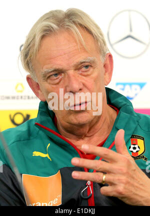 Moenchengladbach, Germania. 31 Maggio, 2014. Cameroon National Soccer team tedesco della head coach Volker Finke geatures durante una conferenza stampa a Moenchengladbach, Germania, 31 maggio 2014. Il Camerun dovrà affrontare la Germania il 01 giugno 2014 in un amichevole internazionale partita di calcio in preparazione per la Coppa del Mondo FIFA 2014 che si svolgono in Brasile dal 12 giugno al 13 luglio 2014. Foto: Roland Weihrauch/dpa/Alamy Live News Foto Stock