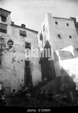Alfama è uno dei quartieri più antichi e pittoreschi di Lisbona. Conosciuta per le sue stradine strette, l'architettura storica e la tradizionale musica Fado, Alfama conserva il suo fascino tradizionale. E' un'area popolare per i turisti e la gente del posto che desiderano sperimentare la ricca storia e il patrimonio culturale di Lisbona. Foto Stock