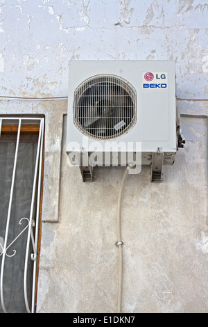 LG Beko unità aria condizionata sulla vecchia casa di villaggio Foto Stock