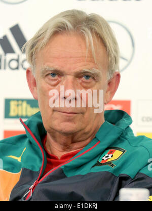 Moenchengladbach, Germania. 31 Maggio, 2014. Cameroon National Soccer team tedesco della head coach Volker Finke geatures durante una conferenza stampa a Moenchengladbach, Germania, 31 maggio 2014. Il Camerun dovrà affrontare la Germania il 01 giugno 2014 in un amichevole internazionale partita di calcio in preparazione per la Coppa del Mondo FIFA 2014 che si svolgono in Brasile dal 12 giugno al 13 luglio 2014. Foto: Roland Weihrauch/dpa/Alamy Live News Foto Stock