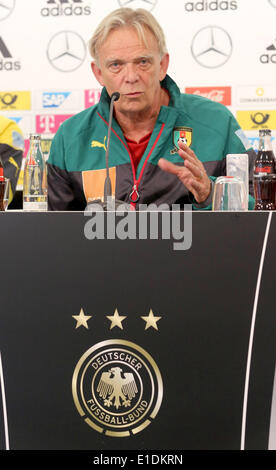 Moenchengladbach, Germania. 31 Maggio, 2014. Cameroon National Soccer team tedesco della head coach Volker Finke geatures durante una conferenza stampa a Moenchengladbach, Germania, 31 maggio 2014. Il Camerun dovrà affrontare la Germania il 01 giugno 2014 in un amichevole internazionale partita di calcio in preparazione per la Coppa del Mondo FIFA 2014 che si svolgono in Brasile dal 12 giugno al 13 luglio 2014. Foto: Roland Weihrauch/dpa/Alamy Live News Foto Stock