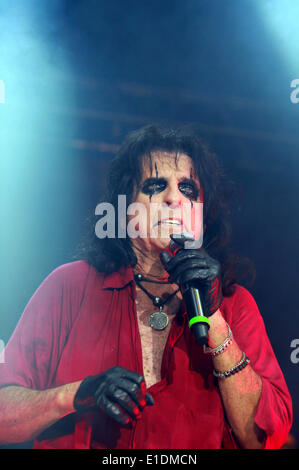 Mainz, Germania. 31 Maggio, 2014. American hard rock star di Alice Cooper esegue a Phoenixhalle in Mainz, Germania, 31 maggio 2014. Foto: Susannah V. Vergau/dpa NESSUN SERVIZIO DI FILO/dpa/Alamy Live News Foto Stock