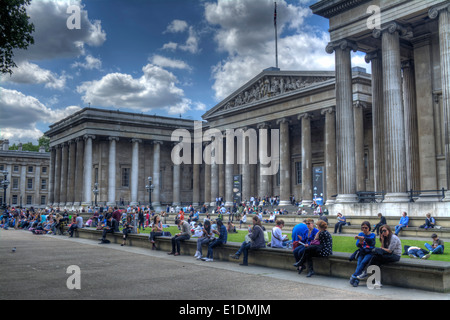 Immagine hdr di gente seduta fuori l'ingresso al British Museum di Londra, Inghilterra Foto Stock