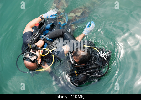 Stati Uniti Navy Diver 2a classe Jason Hatch, sinistra, assegnato al mobile di immersioni subacquee e di unità di soccorso (MDSU) 2, partecipa a un diving casu Foto Stock