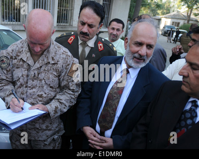 Stati Uniti Navy Vice Adm. Robert Harward, sinistra, comandante della Joint Task Force 435, segni su tre veicoli ufficiali da parte degli Stati Uniti g Foto Stock