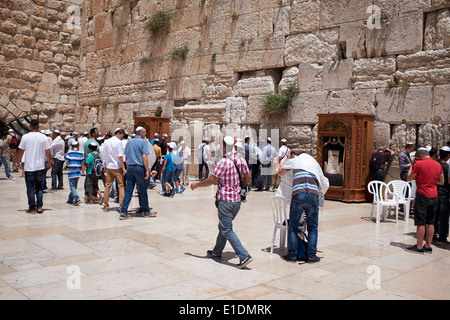 I turisti e gli Ebrei religiosi di fronte al Muro del Pianto, Gerusalemme, Israele Foto Stock