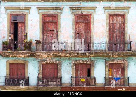 Facciata di edificio fatiscente con balconi in Pasea del Industria, Old Havana, Cuba Foto Stock