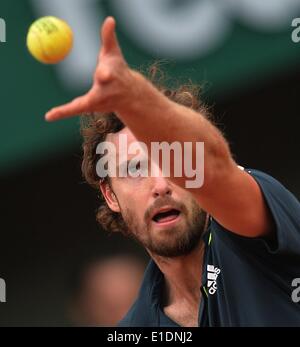 Parigi, Francia. Il 1 giugno, 2014. La lettonia Ernests GULBIS serve durante gli Uomini Singoli quarto round match contro la Svizzera di Roger Federer il giorno 8 degli Open di Francia al Roland Garros di Parigi il Giugno 1, 2014. (Xinhua/Chen Xiaowei) Foto Stock