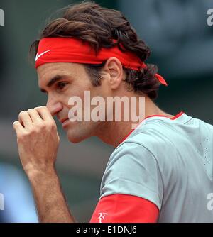 Parigi, Francia. Il 1 giugno, 2014. La Svizzera Roger Federer reagisce durante gli Uomini Singoli quarto round il match contro la Lettonia Ernests GULBIS il giorno 8 degli Open di Francia al Roland Garros di Parigi il Giugno 1, 2014. (Xinhua/Chen Xiaowei) Foto Stock