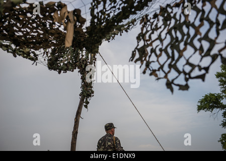 Soldato ucraino su un punto di controllo Dobropillia vicino a Donetsk Oblast il 19 Maggio durante il 2014 pro-russo conflitto in Ucraina Foto Stock