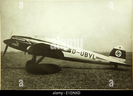 L'Heinkel He 70 era un aereo tedesco sviluppato negli anni '1930, principalmente come aereo postale ad alta velocità. Ha ottenuto il riconoscimento per la sua impressionante velocità e il design aerodinamico, influenzando lo sviluppo di aerei successivi, tra cui bombardieri militari e aerei da ricognizione. Foto Stock