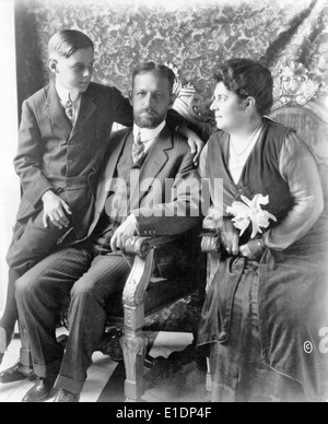 Presidente Mario Menocal, di Cuba, seduto, rivolto verso la parte anteriore, con sua moglie e suo figlio, circa 1915 Foto Stock