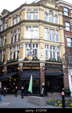 Il Tricheco e il Legnaiuolo, pub in un monumento di Londra entro una breve passeggiata di Lower Thames Street Foto Stock