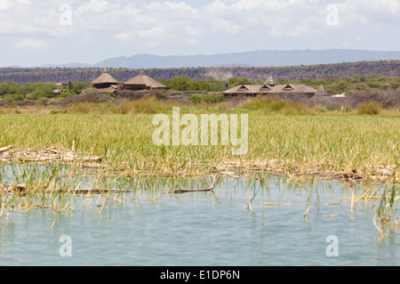 Lake Baringo shore con highwater in Kenya e in alcuni edifici resort in background Foto Stock