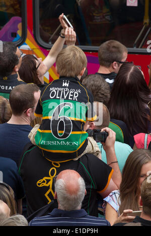 Northampton. Domenica 1 giugno 2014. La Guildhall, i giocatori e il personale di addestramento dei Northampton Saints sfilano il trofeo Aviva Premiership Champions vinto ieri 2014-05-31 e la Amlin Challenge Cup nel centro della città per celebrare un doppio successo storico con i loro fan. Credit: Keith J Smith./Alamy Live News Foto Stock