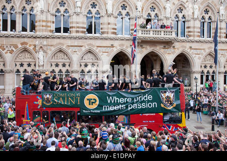 Northampton. Domenica 1 giugno 2014. La Guildhall, i giocatori e il personale di addestramento dei Northampton Saints sfilano il trofeo Aviva Premiership Champions vinto ieri 2014-05-31 e la Amlin Challenge Cup nel centro della città per celebrare un doppio successo storico con i loro fan. Credit: Keith J Smith./Alamy Live News Foto Stock