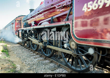 Dereham, Regno Unito. Dal 01 Giugno, 2014. LMS Giubileo classe 6P 4-6-0 n. 45699 Galatea LMS Roal Scot classe 7P 4-6-0 n. 46115 Scots Guardsman LMS Classe 8F 2-8-0 n. 48151 visita Norfolk per il Gala di vapore dal 30 maggio 2014. al 1° giugno 2014, attirando numerosi visitatori di tutte le età. Credito: Grandi Gilbert/Alamy Live News Foto Stock