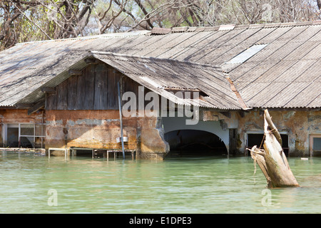 In un invaso hotel resort a Lake Baringo in Kenya. In molti villaggi turistici dove distrutto quando il lago di livello di acqua di rose inaspettatamente. Foto Stock