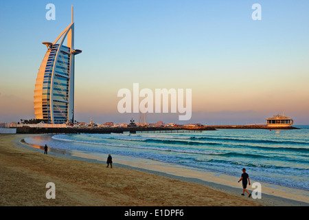 Emirati Arabi Uniti Dubai, Jumeira Beach, Burj Al Arab hotel Foto Stock