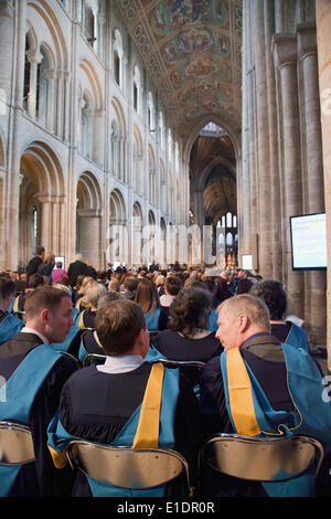 Ely, Cambridgeshire, Regno Unito. 31 Maggio, 2014. Apertura di nuovi laureati frequentare la cerimonia di consegna dei diplomi alla Cattedrale di Ely in Cambridgeshire. Credito: Adrian Buck/Alamy Live News Foto Stock