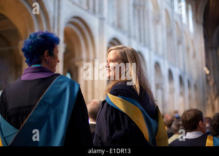 Ely, Cambridgeshire, Regno Unito. 31 Maggio, 2014. Apertura di nuovi laureati frequentare la cerimonia di consegna dei diplomi alla Cattedrale di Ely in Cambridgeshire. Credito: Adrian Buck/Alamy Live News Foto Stock