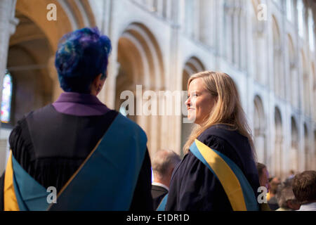 Ely, Cambridgeshire, Regno Unito. 31 Maggio, 2014. Apertura di nuovi laureati frequentare la cerimonia di consegna dei diplomi alla Cattedrale di Ely in Cambridgeshire. Credito: Adrian Buck/Alamy Live News Foto Stock