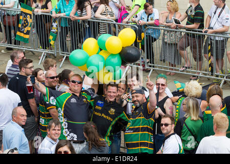 Northampton. Domenica 1 giugno 2014. La Guildhall, i giocatori e il personale di addestramento dei Northampton Saints sfilano il trofeo Aviva Premiership Champions vinto ieri 2014-05-31 e la Amlin Challenge Cup nel centro della città per celebrare un doppio successo storico con i loro fan. Credit: Keith J Smith./Alamy Live News Foto Stock