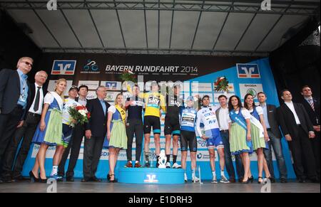 Norimberga, Germania. Dal 01 Giugno, 2014. Dispensa - ciclista svizzero Matthias Frank (2° posto, L-R sul podio), Gallese ciclista Geraint Thomas (1a) e Belaruss' Vasil Kiryienka (3rd), così come la Francia Thibaut Pino nel white jersey, i migliori giovani ciclista, dopo la quinta tappa del Tour della Baviera da Wassertruedingen a Norimberga, Germania, 01 giugno 2014. Foto: HENNING ANGERER/dpa/Alamy Live News Foto Stock