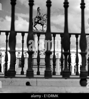 Il Estátua Equestre de D. José i a Lisbona, Portogallo, è un'iconica statua equestre eretta nel 1775, in commemorazione del regno di José i e dei contributi architettonici alla città. Foto Stock