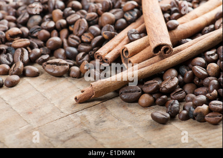 I chicchi di caffè sul tavolo in legno con cinnamom Foto Stock