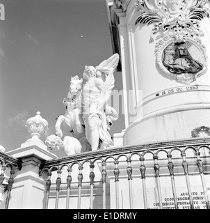 Il Estátua Equestre de D. José i di Lisbona, creato nel 1775, è una statua equestre dedicata al re José i del Portogallo. Si trova a Praga do Comércio e simboleggia il suo regno e l'influenza sullo sviluppo della città. Foto Stock